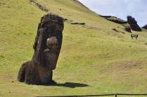Antigos Moais em Rano Raraku, a fábrica de Moais, parcialmente cobertos pelo tempo. Ainda estavam a venda quando a civilização se perdeu (em Rapa Nui (ou Ilha de Páscoa), território chileno no meio do Oceano Pacífico)